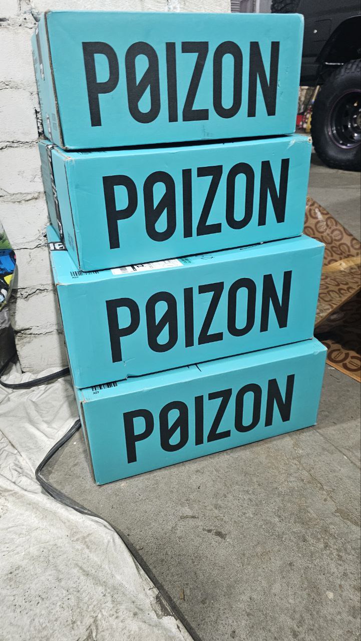 Получили на склад обувь с Poizon для нашего клиента в Новосибирск