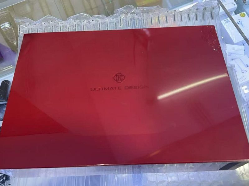 Смартфон HUAWEI Mate XTs Ultimate в упаковке перед доставкой в Москву